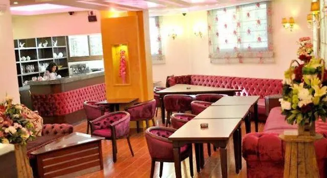 Hotel Villa Queen- Barbie House Beirut